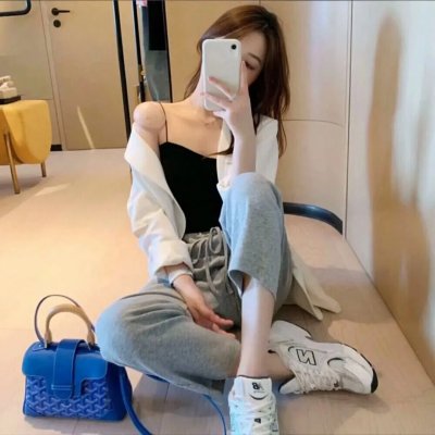 虚拟小姐在看着你
